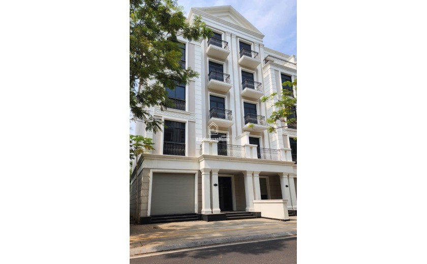 Bán gấp nhà và phố 1 trệt 4 lầu áp mái tiếp giáp bến du thuyền Vinhomes Grand Park